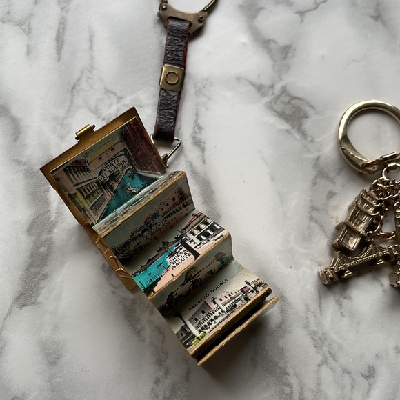 Vintage MCM keychain set - Postcard keychain and landmark keychain - Picture 5 of 8